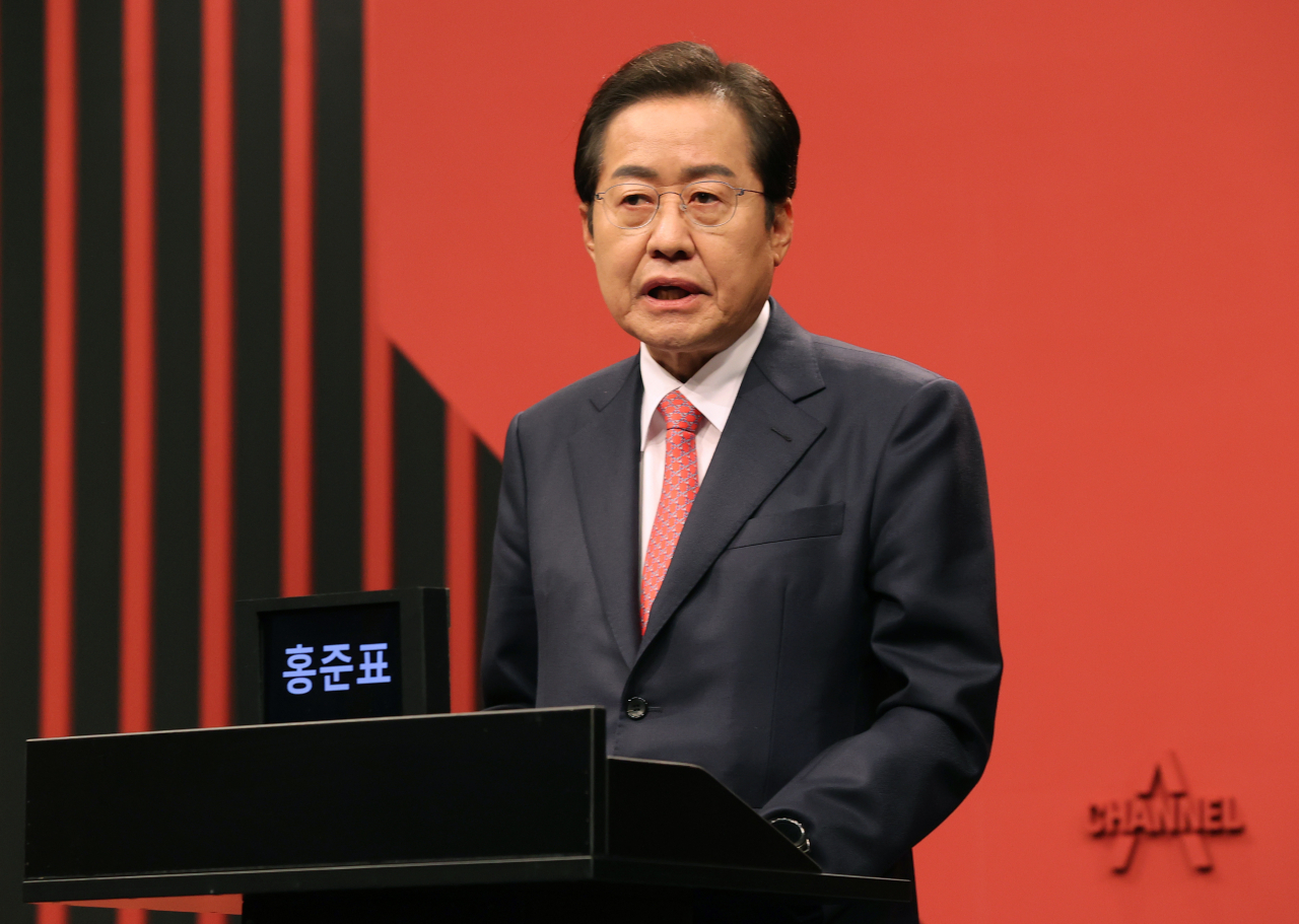 29일 오후 서울 마포구 상암 DDMC 채널A 상암스튜디오에서 국민의힘 제20대 대선 경선 후보자 제9차 토론회가 열렸다. 이날 토론회에 앞서 홍준표 후보가 일대일 맞수토론 리허설을 하고 있다. [연합]