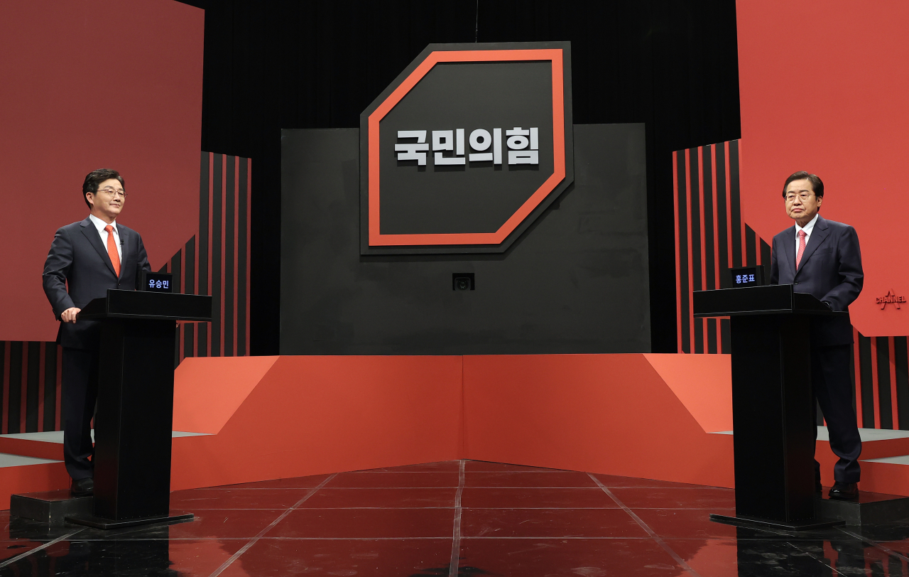 29일 오후 서울 마포구 상암 DDMC 채널A 상암스튜디오에서 국민의힘 제20대 대선 경선 후보자 제9차 토론회가 열렸다. 이날 토론회에 앞서 유승민, 홍준표 후보가 일대일 맞수토론 리허설을 하고 있다. [연합]
