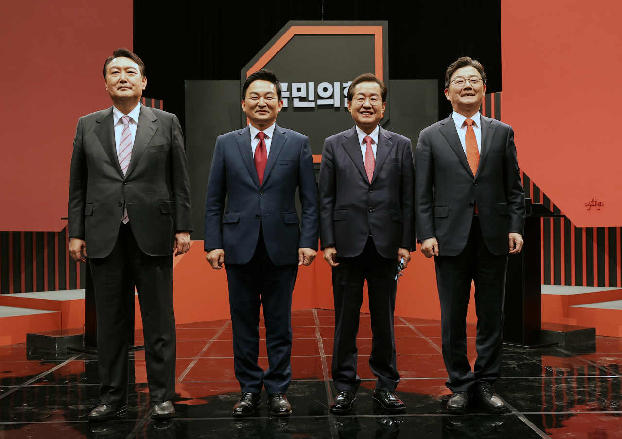 29일 오후 서울 마포구 상암 DDMC 채널A 상암스튜디오에서 국민의힘 제20대 대선 경선 후보자 제9차 토론회가 열렸다. 이날 토론회에 앞서 윤석열, 원희룡, 홍준표, 유승민 후보가 기념촬영을 하고 있다. [연합]