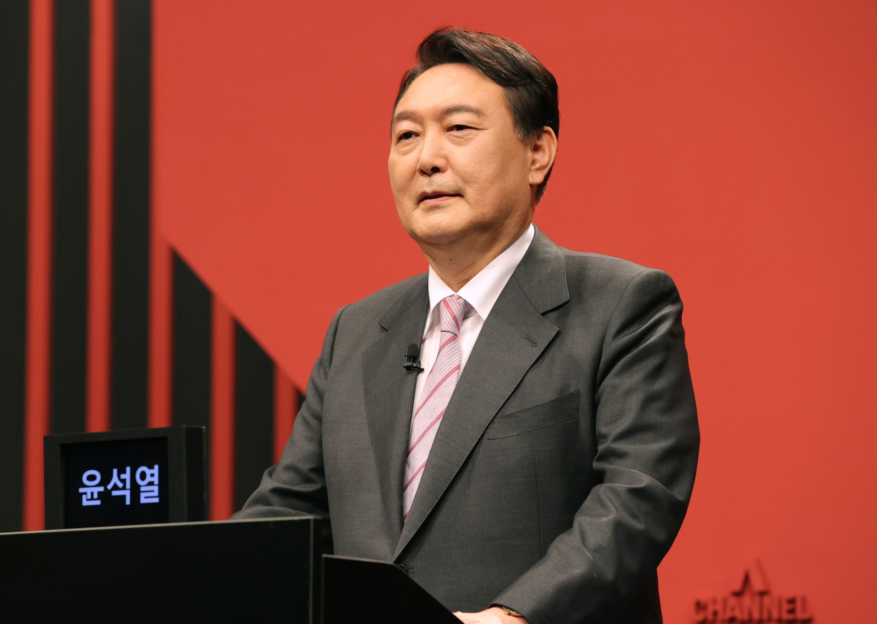 29일 오후 서울 마포구 상암 DDMC 채널A 상암스튜디오에서 국민의힘 제20대 대선 경선 후보자 제9차 토론회가 열렸다. 이날 토론회에 앞서 윤석열 후보가 일대일 맞수토론 리허설을 하고 있다. [연합]