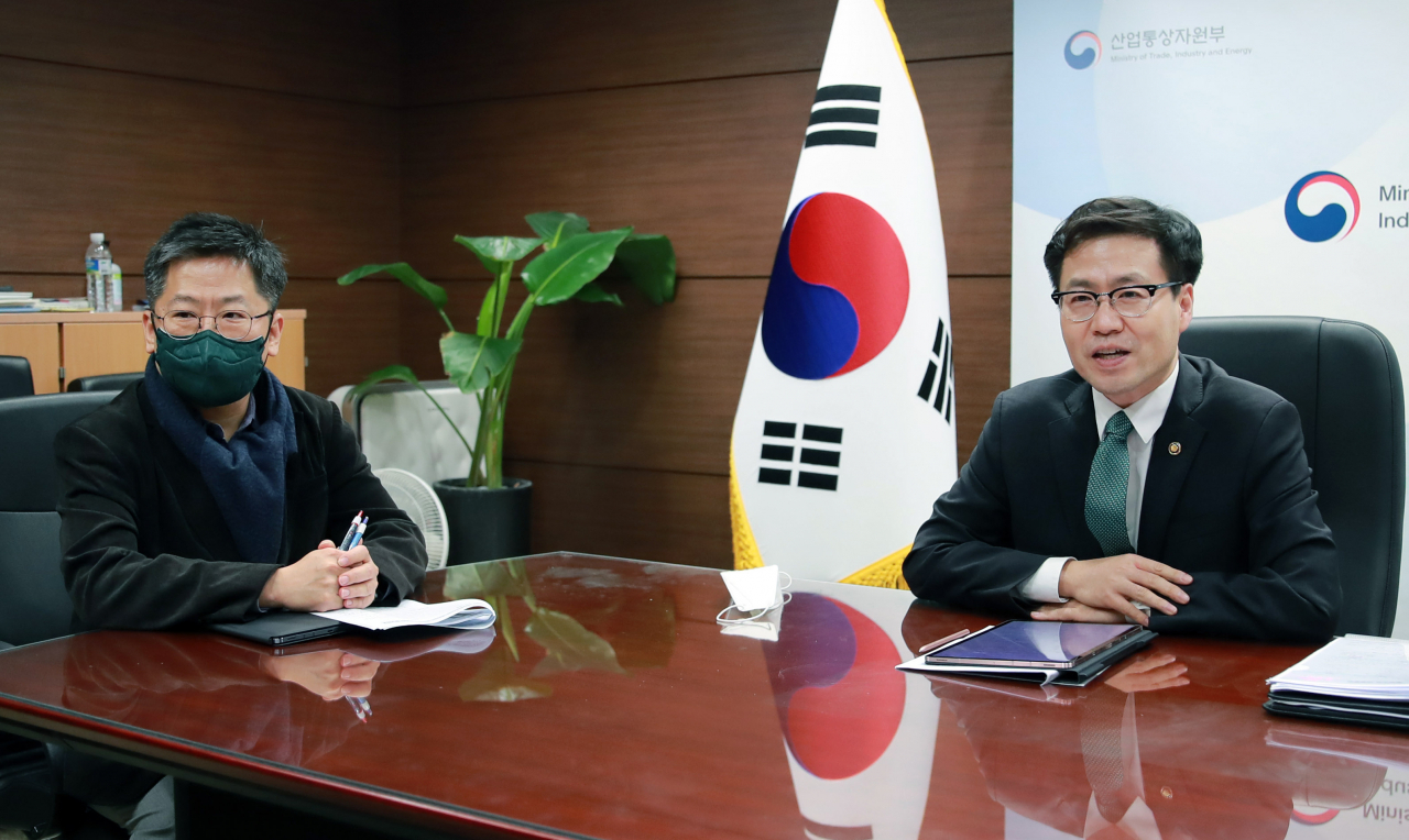 여한구(오른쪽) 산업통상자원부 통상교섭본부장이 지난 29일 오후 서울 중구 대한상공회의소 영상회의실에서 그레천 휘트머(Gretchen Whitmer) 미국 미시간 주지사와 화상 면담을 진행하고 있다. 여 본부장은 이날 휘트머 주지사의 모교인 미시간 주립대학(Michigan State University state)의 미식축구 팀 상징색인 초록색을 맞춰 넥타이를 착용했다.［산업통상자원부 제공］