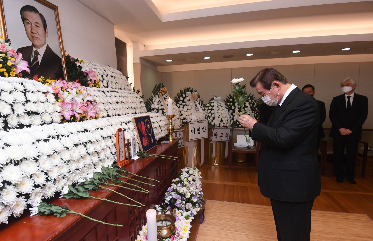 한광옥 전 청와대 비서실장이 지난 29일 서울 종로구 서울대병원 장례식장에 마련된 고(故) 노태우 전 대통령 빈소를 찾아 조문하고 있다. [연합]