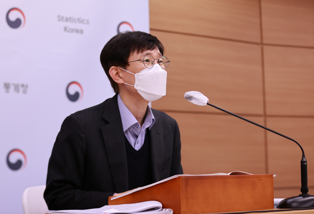 어운선 통계청 경제동향통계심의관이 지난 29일 오전 정부세종청사 1브리핑실에서 '2021년 9월 산업활동동향' 관련 브리핑을 하고 있다. 연합뉴스
