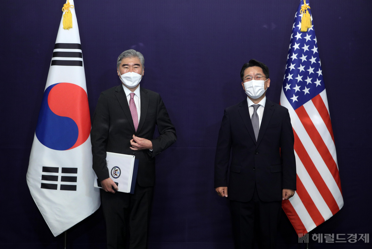 노규덕 한반도평화교섭본부장(오른쪽)와 성 김 미국 대북특별대표가 서울 중구 롯데호텔에서 열린 한미 북핵 수석대표 협의에 앞서 기념촬영을 하고 있다. [헤럴드경제DB]