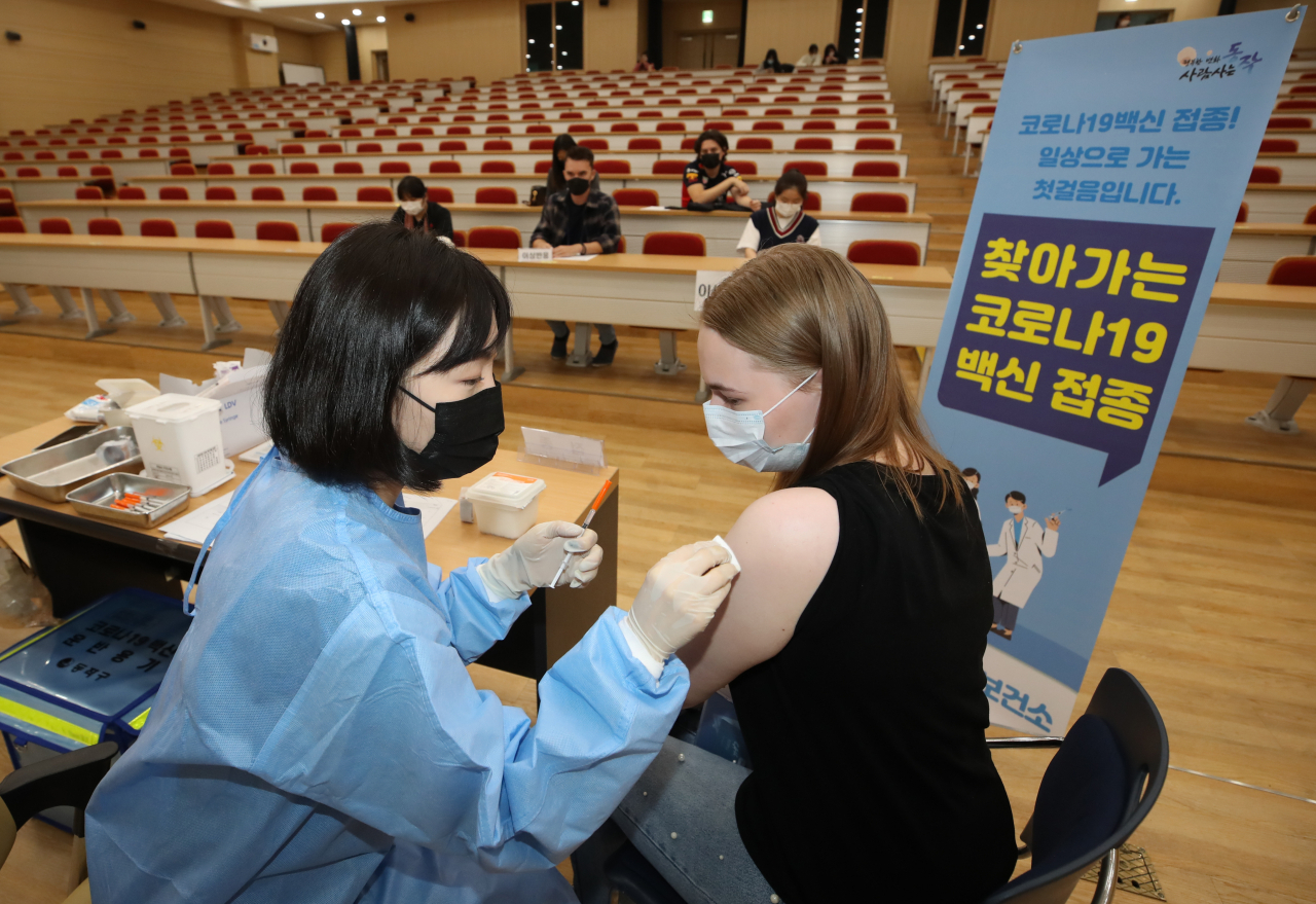 지난해 10월18일 서울 동작구 흑석동 중앙대학교에 마련된 '찾아가는 코로나19 백신 접종 센터'에서 외국인 유학생들이 화이자 백신을 접종받고 있다. [연합]