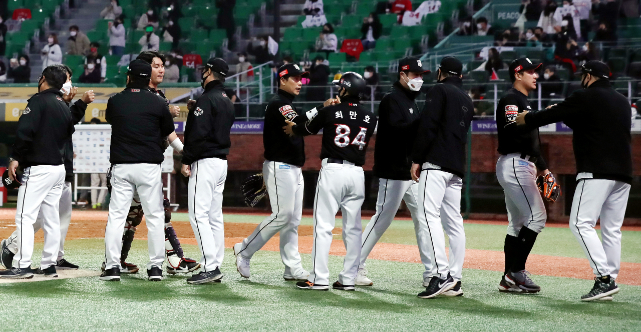 30일 인천 SSG 랜더스필드에서 열린 프로야구 SSG 랜더스와 kt 위즈의 경기. 8-3으로 승리한 kt 선수들이 서로 격려하고 있다. kt는 31일 대구에서 삼성 라이온즈를 상대로 1위 결정전(타이 브레이커)을 펼친다. [연합]