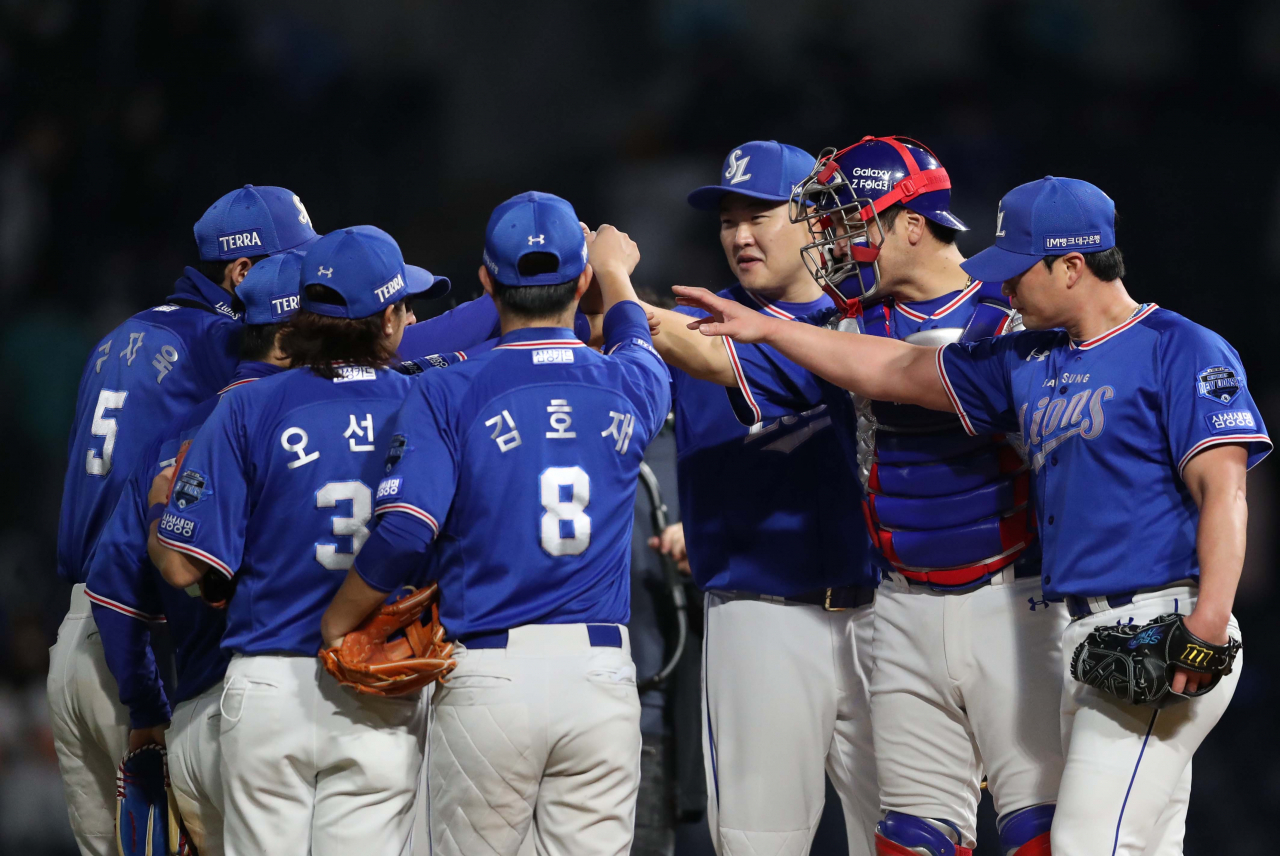 30일 창원NC파크에서 열린 '2021 KBO 프로야구' NC 다이노스와 삼성 라이온즈의 경기 종료 후 NC에 11대 5로 승리한 삼성 선수단이 기뻐하고 있다. 연합뉴스