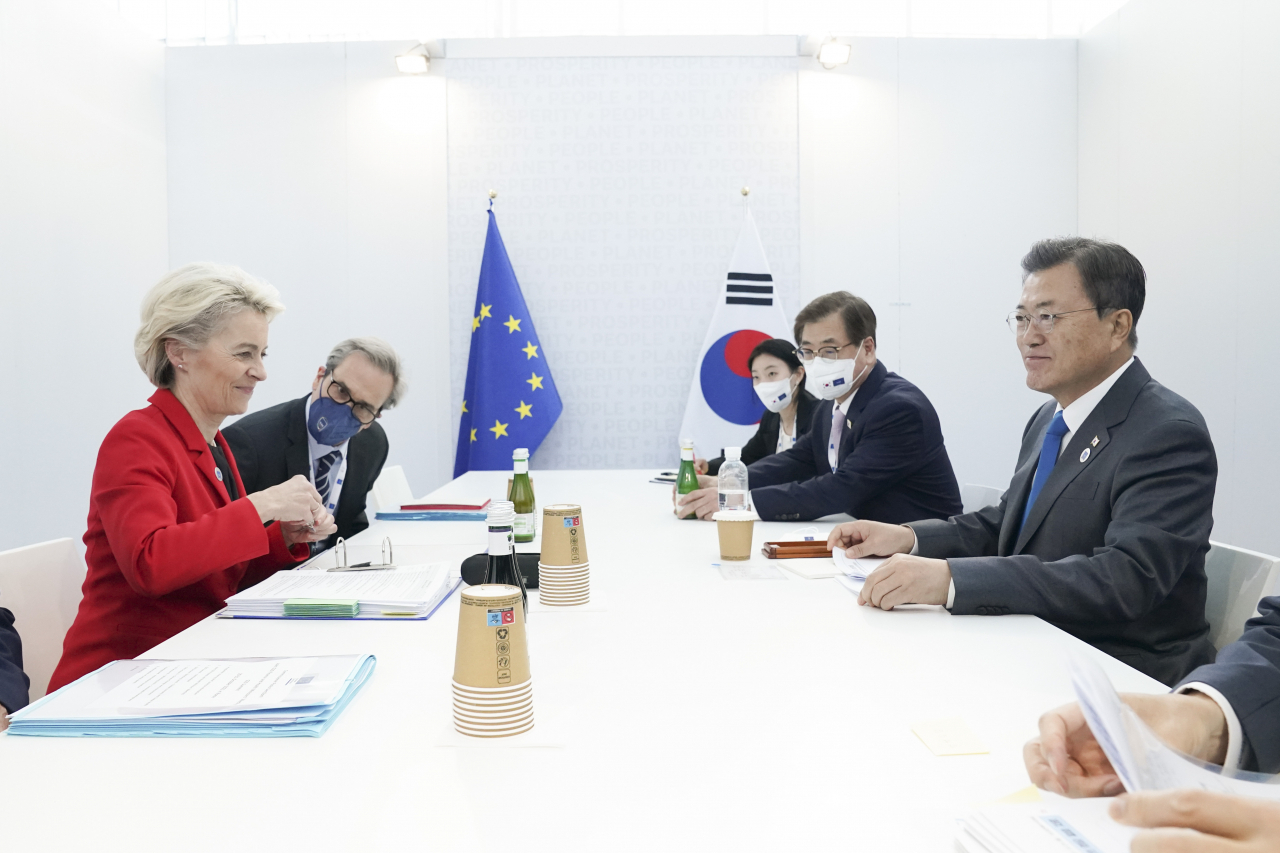 문재인 대통령과 우르줄라 폰데어라이엔 EU 집행위원장이 30일(현지시간) 이탈리아 로마 누볼라 컨벤션 센터 양자회담장에서 정상회담을 하고 있다. 연합뉴스