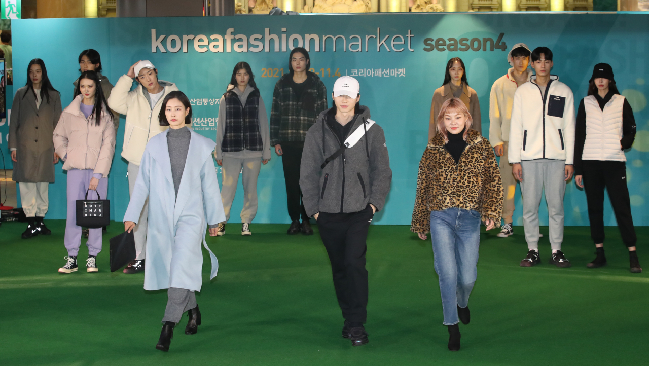 390개 패션 브랜드가 참가해 각종 패션 상품을 할인 판매하는 '코리아패션마켓 시즌4'가 내달 4일까지 열린다. 29일 서울 송파구 롯데백화점 잠실점에서 열린 개막식에서 친환경·업사이클링 패션쇼가 펼쳐지고 있다. 연합뉴스