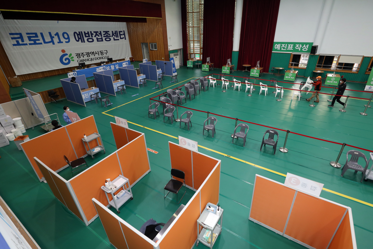 29일 오후 운영을 종료한 광주 동구 코로나19 지역예방접종센터에서 공무원이 비품을 정리하고 있다. 연합뉴스
