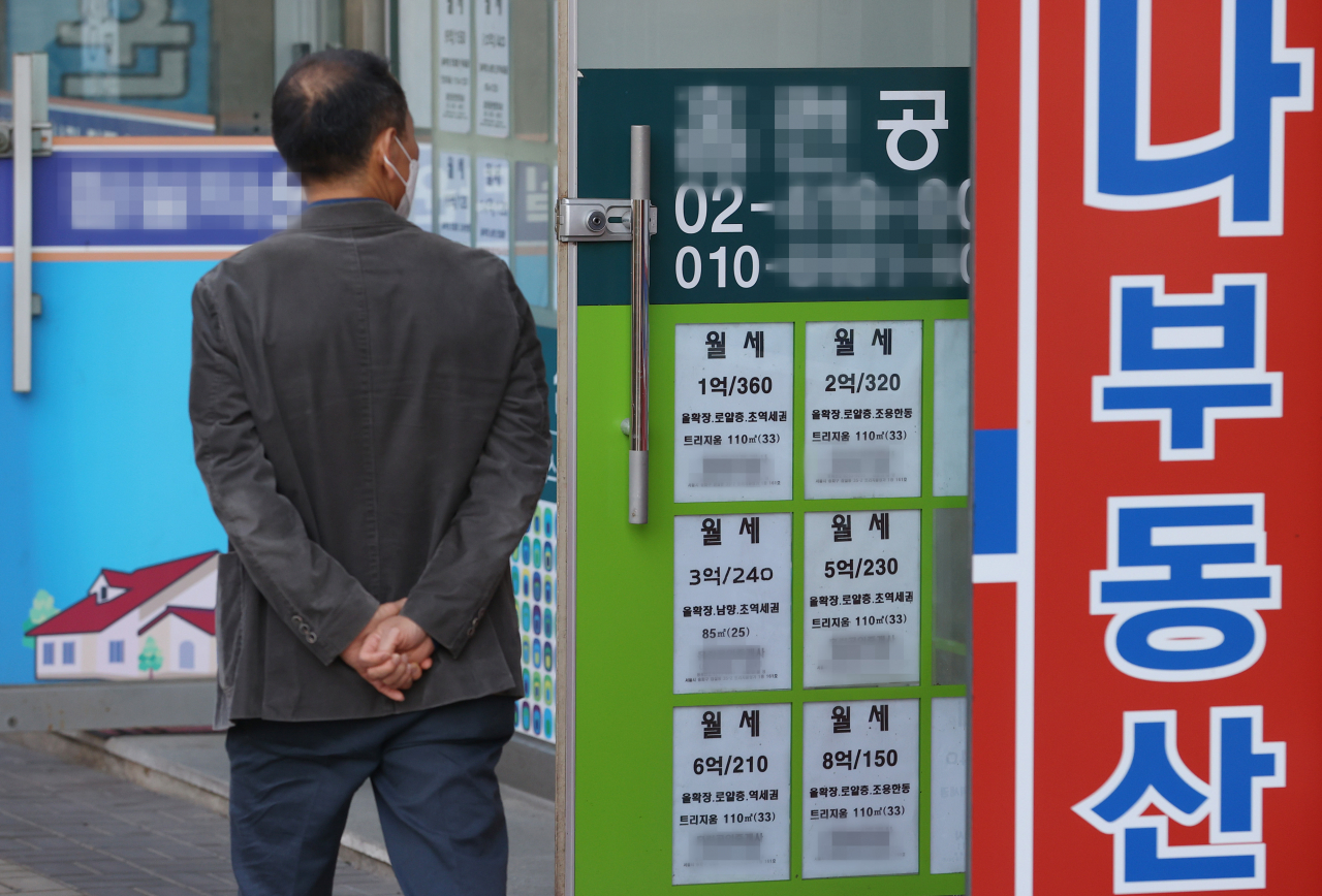 금융권에서 가계대출을 전방위로 옥죄면서 매매뿐 아니라 전세 거래까지 어려워지자 서울에서 월세를 낀 임대차 거래 비중이 약 40% 수준까지 올랐다. 서울시내 공인중개사무소에 붙은 부동산 매물 안내문. 연합뉴스