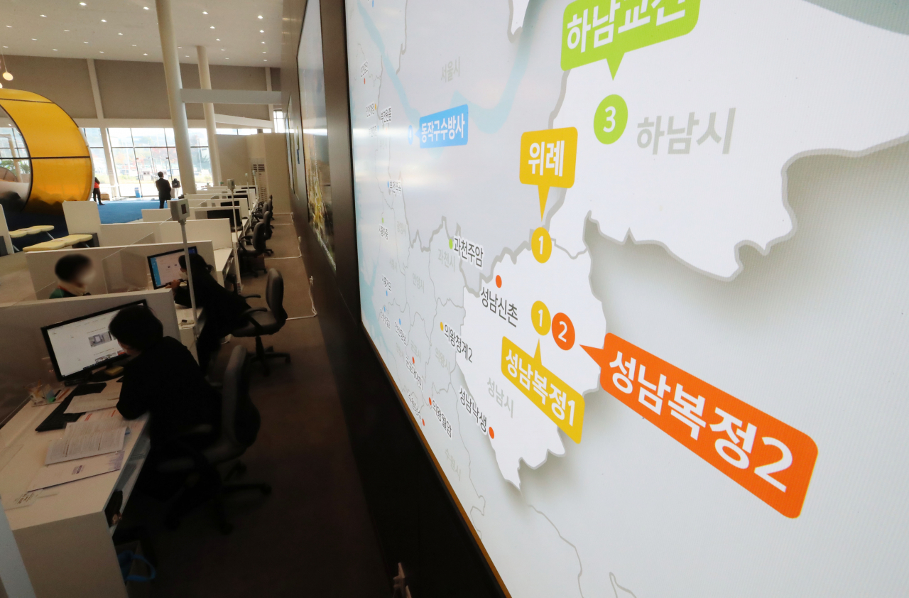 25일 오후 서울 송파구 장지동에 마련된 3기 신도시 사전청약 접수처에서 시민들이 청약을 하고 있다. 연합뉴스