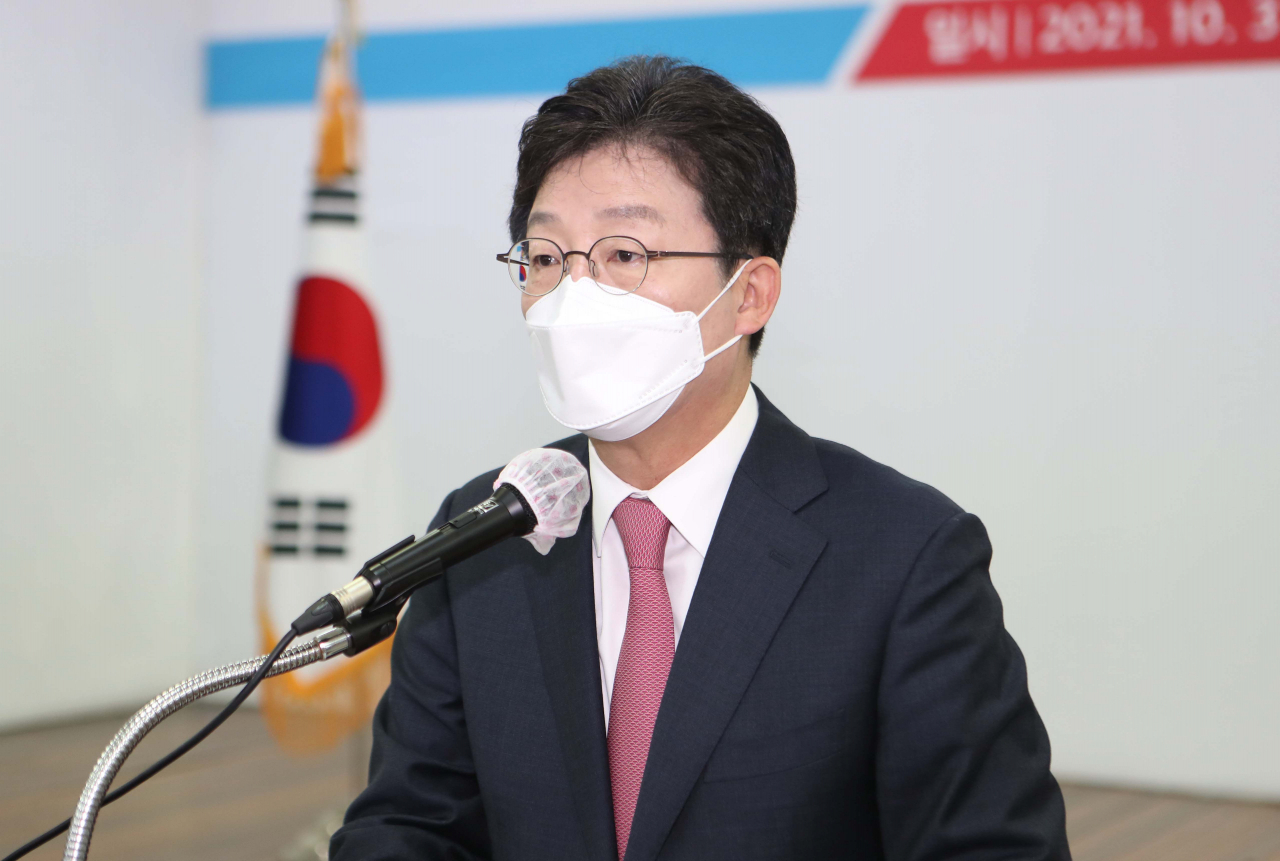 국민의힘 대권주자인 유승민 전 의원이 지난달 31일 대구시당에서 지역민에게 지지를 호소하는 기자회견을 하고 있다. [연합]