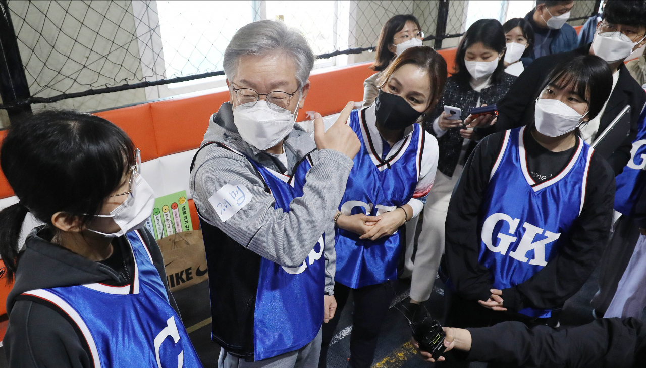 이재명 더불어민주당 대선 후보가 31일 오전 경기도 고양시 덕양구 상암 농구장에서 2030 여성들과 ‘넷볼(영국에서 농구를 모방해 만들어진 여성 전용 스포츠)’ 경기를 체험하기에 앞서 팀원들과 대화하고 있다. [연합]