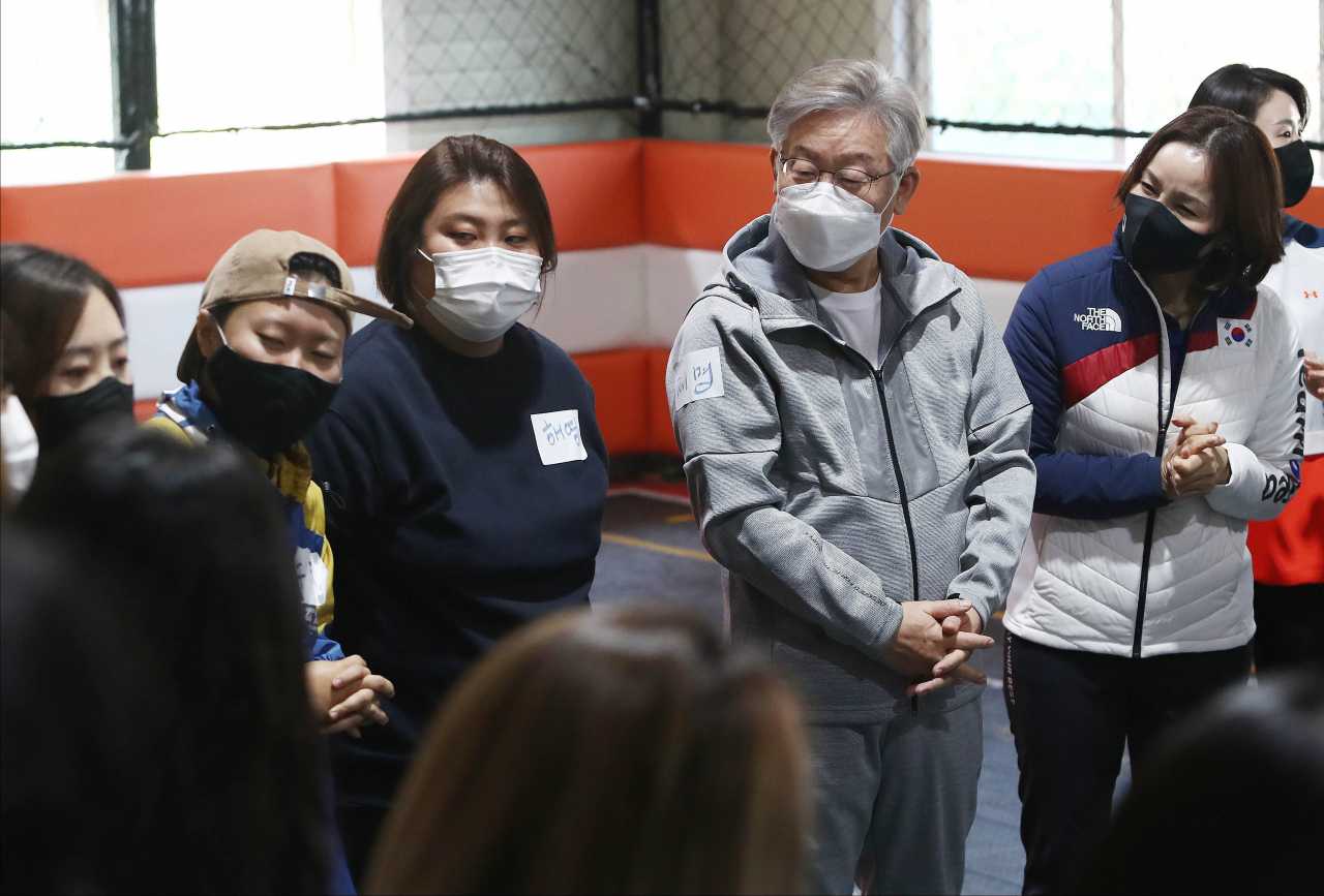 더불어민주당 이재명 대선 후보가 31일 오전 경기도 고양시 덕양구 상암 농구장에서 2030 여성들과 '넷볼'(영국에서 농구를 모방해 만들어진 여성 전용 스포츠) 경기를 체험하기 전 참석자들과 자기 소개하는 시간을 갖고 있다. 연합뉴스