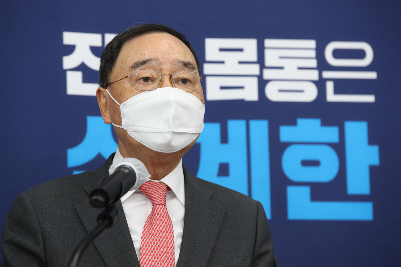 정홍원 국민의힘 선거관리위원장이 8일 오전 국회에서 대선 후보를 8명에서 4명으로 압축하는 2차 예비경선(컷오프) 결과를 발표하고 있다. 원희룡, 유승민, 윤석열, 홍준표 후보가 2차 예비경선을 통과했다. [연합]