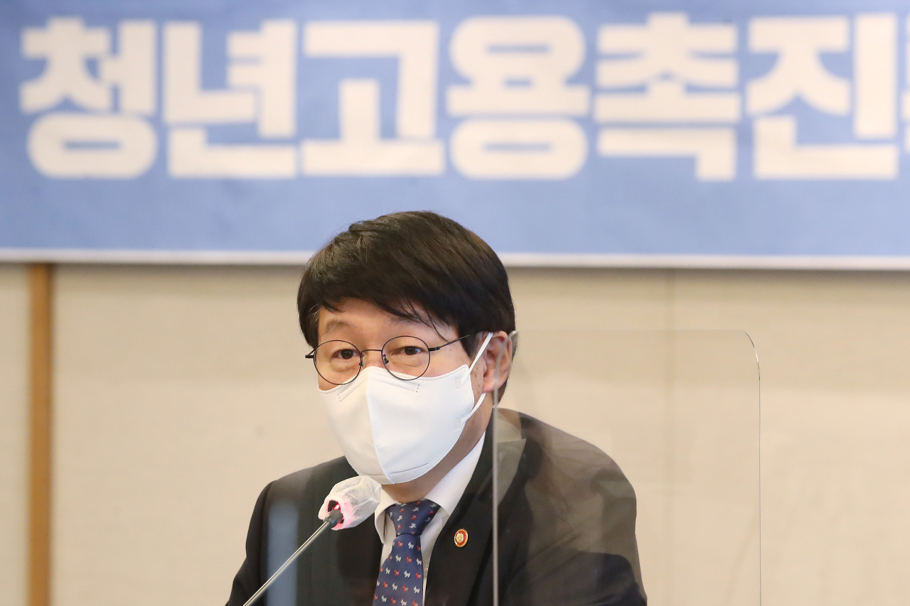 28일 오후 서울 중구 프레스센터에서 열린 2021년 제2차 청년고용촉진특별위원회에서 안경덕 고용노동부 장관이 발언하고 있다. [연합]