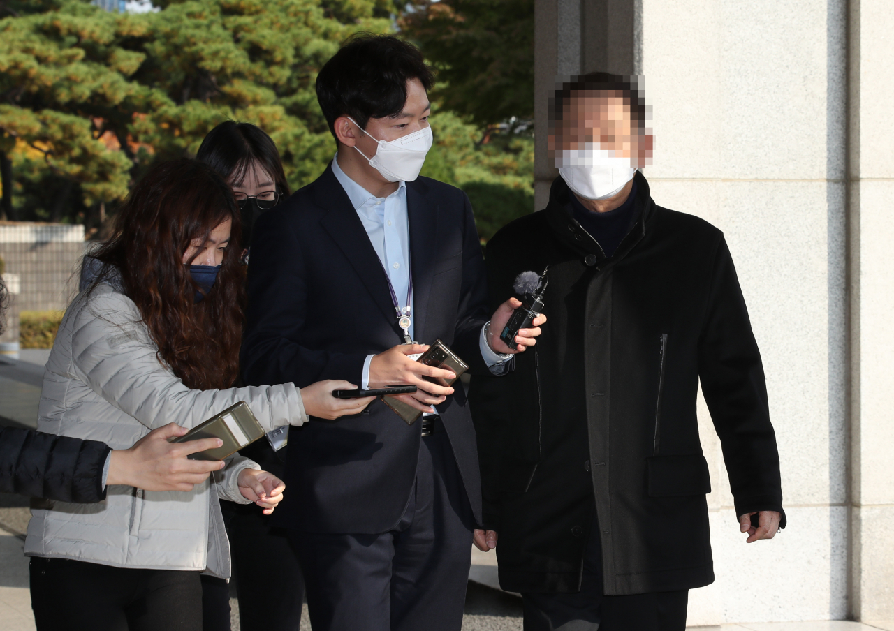 성남 대장동 개발 로비·특혜 의혹 사건과 관련해 검찰 조사를 받고 있는 황무성 전 성남도시개발공사 사장이 31일 오후 서초구 서울중앙지검으로 들어서고 있다. 연합뉴스