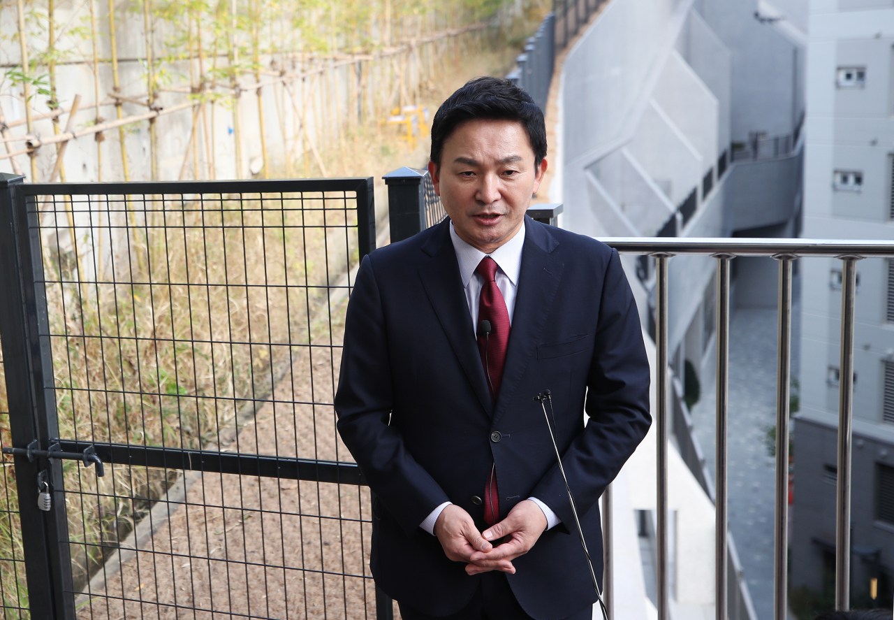 원희룡 국민의힘 대선 경선 후보가 31일 오후 경기도 성남시 분당구 백현동의 한 아파트 단지 인근에서 대국민 지지 호소 기자회견을 하고 있다. [연합]