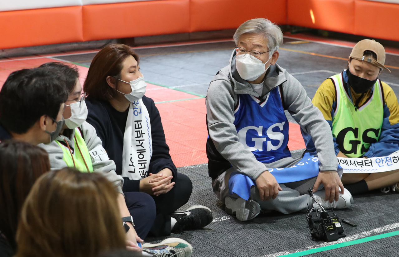 이재명 더불어민주당 대선 후보가 31일 오전 경기도 고양시 덕양구 상암 농구장에서 2030 여성들과 '넷볼'(영국에서 농구를 모방해 만들어진 여성 전용 스포츠) 경기를 마친 뒤 참석자들과 대화하고 있다. [연합]
