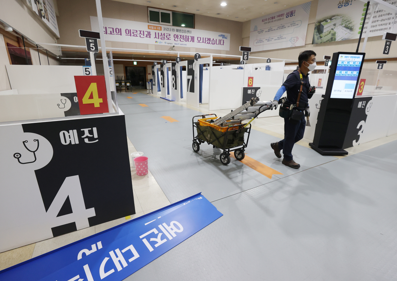 단계적 일상회복, 일명 '위드 코로나' 시행을 하루 앞둔 31일 오후 운영을 종료한 서울 성동구 백신접종센터에서 관계자들이 철거작업을 하고 있다. 지난 4월 1일 서울시 최초로 설치된 서울시 1호 성동구 백신 접종센터는 30일 운영을 종료했다. 연합뉴스