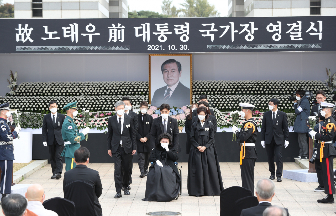 30일 서울 송파구 올림픽공원에서 열린 고(故) 노태우 전 대통령 국가장 영결식에서 부인 김옥숙 여사, 장녀 노소영 아트센터 나비 관장, 장남 노재헌 변호사 등 유족들이 헌화를 마친 뒤 좌석으로 향하고 있다. [연합]