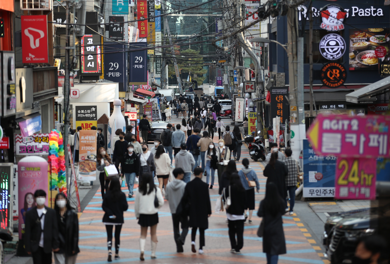 단계적 일상회복, 일명 '위드 코로나' 시행을 하루 앞둔 31일 오후 서울 강남역 인근 골목을 지나는 시민들의 모습. [연합뉴스]