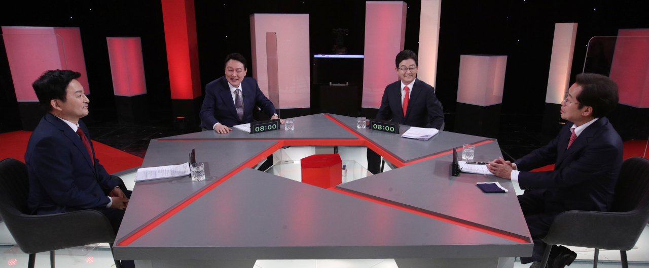 국민의힘 대선 경선 후보자 제10차 합동토론회가 열린 31일 저녁 서울 여의도 KBS 스튜디오에서 원희룡(왼쪽부터), 윤석열, 유승민, 홍준표 대선 경선 후보가 토론 시작에 앞서 대화하고 있다. [연합]