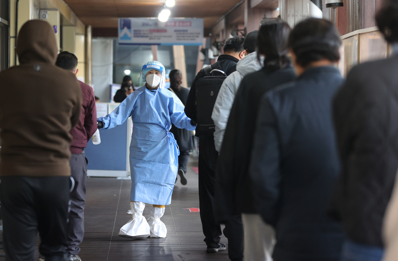 서울 송파구 보건소 선별진료소 앞에서 시민들이 신종 코로나바이러스 감염증 선별 검사를 받기 위해 대기하고 있다. [연합뉴스]