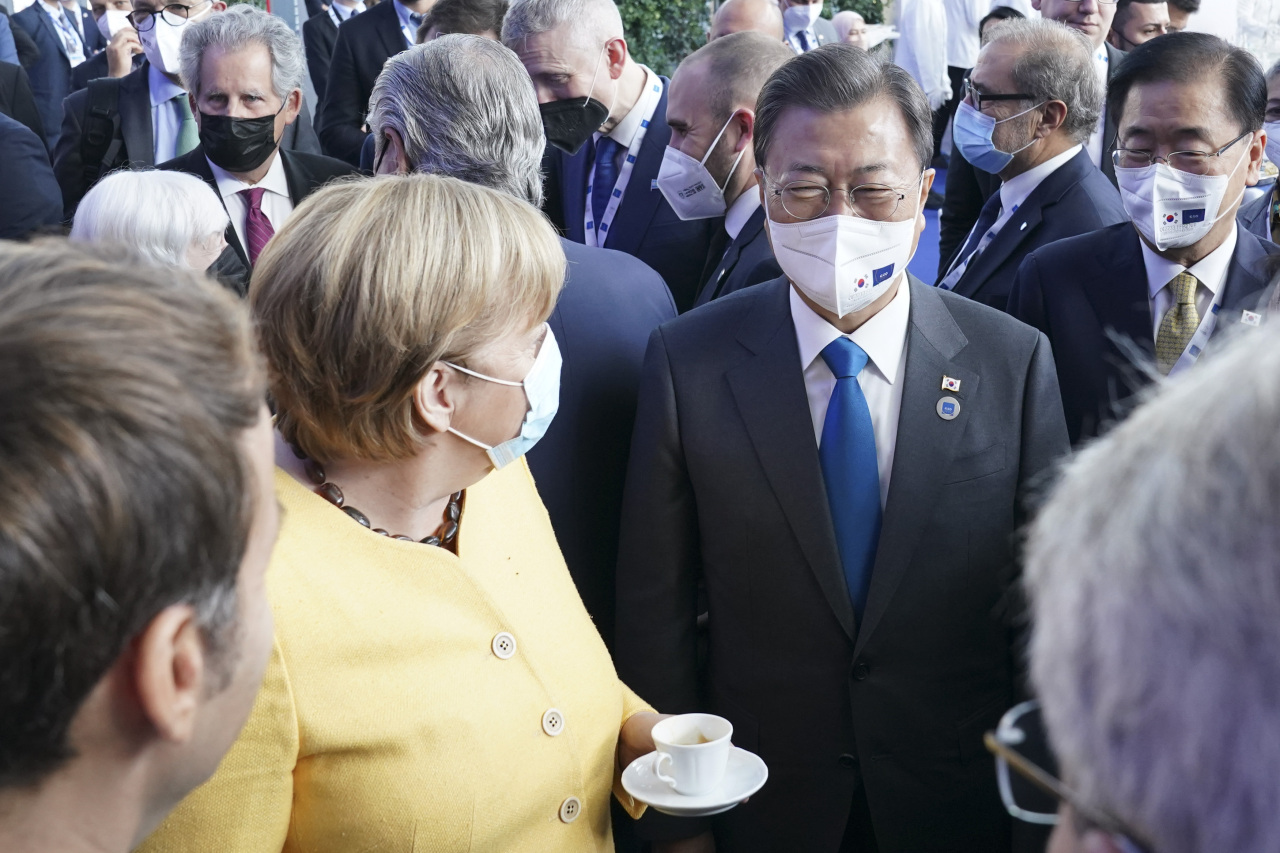 President Moon Jae-in shares greetings Saturday with his counterparts from other countries at the G20 sumitt held in Italy.(Yonhap)
