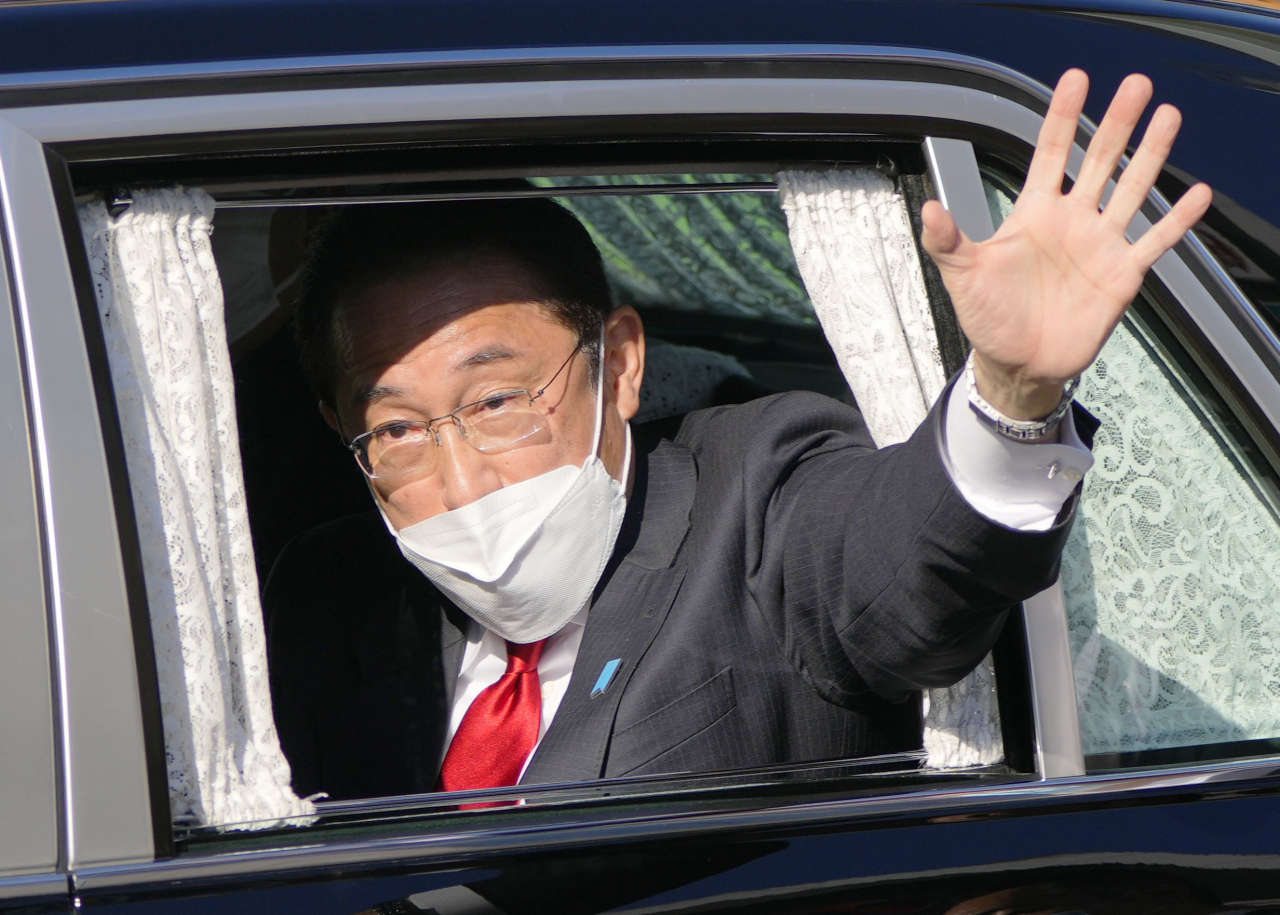 일본 중의원 선거 투·개표일을 하루 앞둔 30일 오후 자민당 총재인 기시다 후미오 총리가 도쿄도 조후시에서 거리유세를 마치고 떠나면서 손들어 지지자들에게 인사하고 있다.[연합]