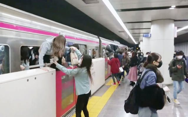 31일 칼부림과 화재가 발생한 일본 도쿄도 게이오선의 열차에서 승객들이 창문을 넘어 탈출하고 있다. [교도통신]