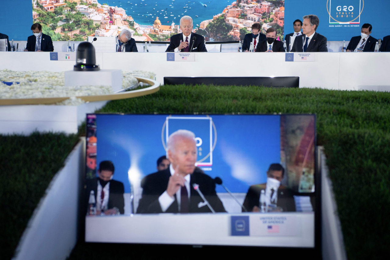 조 바이든 미국 대통령이 지난달 31일(현지시간) 주요 20개국(G20) 정상회의가 열리는 이탈리아 로마에서 글로벌 공급망 관련한 회의를 주재하고 있다. 한국, 독일 등 14개국 정상이 참석했다. 바이든 대통령은 단일 공급처에 의존하지 말아야 한다며 사실상 중국을 견제하는 발언을 했다. [AFP]