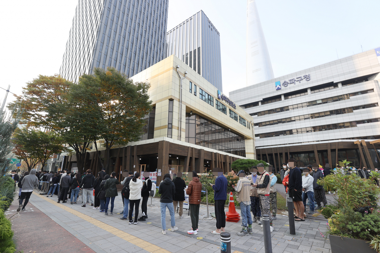 31일 오전 서울 송파구 보건소 선별진료소 앞에서 시민들이 신종 코로나바이러스 감염증 선별 검사를 받기 위해 대기하고 있다. 연합뉴스