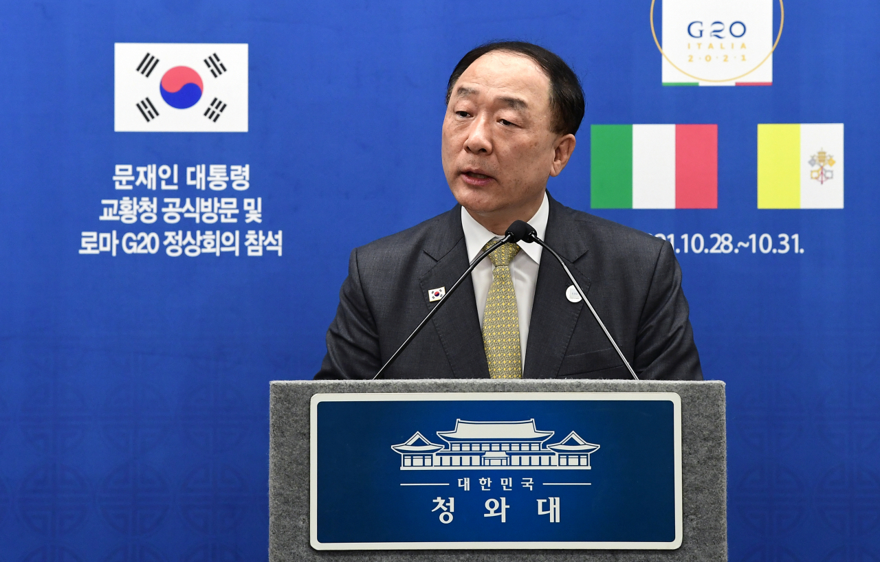 문재인 대통령의 주요 20개국(G20) 정상회의 참석 수행차 이탈리아 로마를 방문 중인 홍남기 경제부총리 겸 기획재정부 장관이 31일(현지시간) 로마 프레스센터에서 G20 정상회의 결과 및 성과 등을 브리핑하고 있다. 이재명 더불어민주당 대선후보가 또다시 지급 필요성을 주장한 전 국민재난지원금 추진 의사에 대해 홍남기 부총리 겸 기획재정부 장관이 즉답을 피했다. 문재인 대통령의 주요 20개국(G20) 정상회의 참석 수행차 이탈리아 로마를 방문 중인 홍 부총리는 문 대통령과 동행한 기자들을 대상으로 G20 정상회의 결과 및 성과 등을 브리핑하며 이같이 밝혔다. [연합]