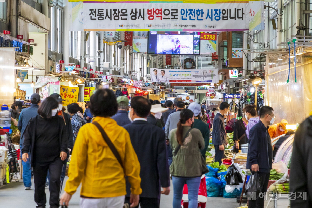 정부의 방역체계 전환에 따른 ‘위드 코로나’ 시행 기대감으로 소상공인 경기전망지수가 석달 연속 상승했다. [헤럴드]
