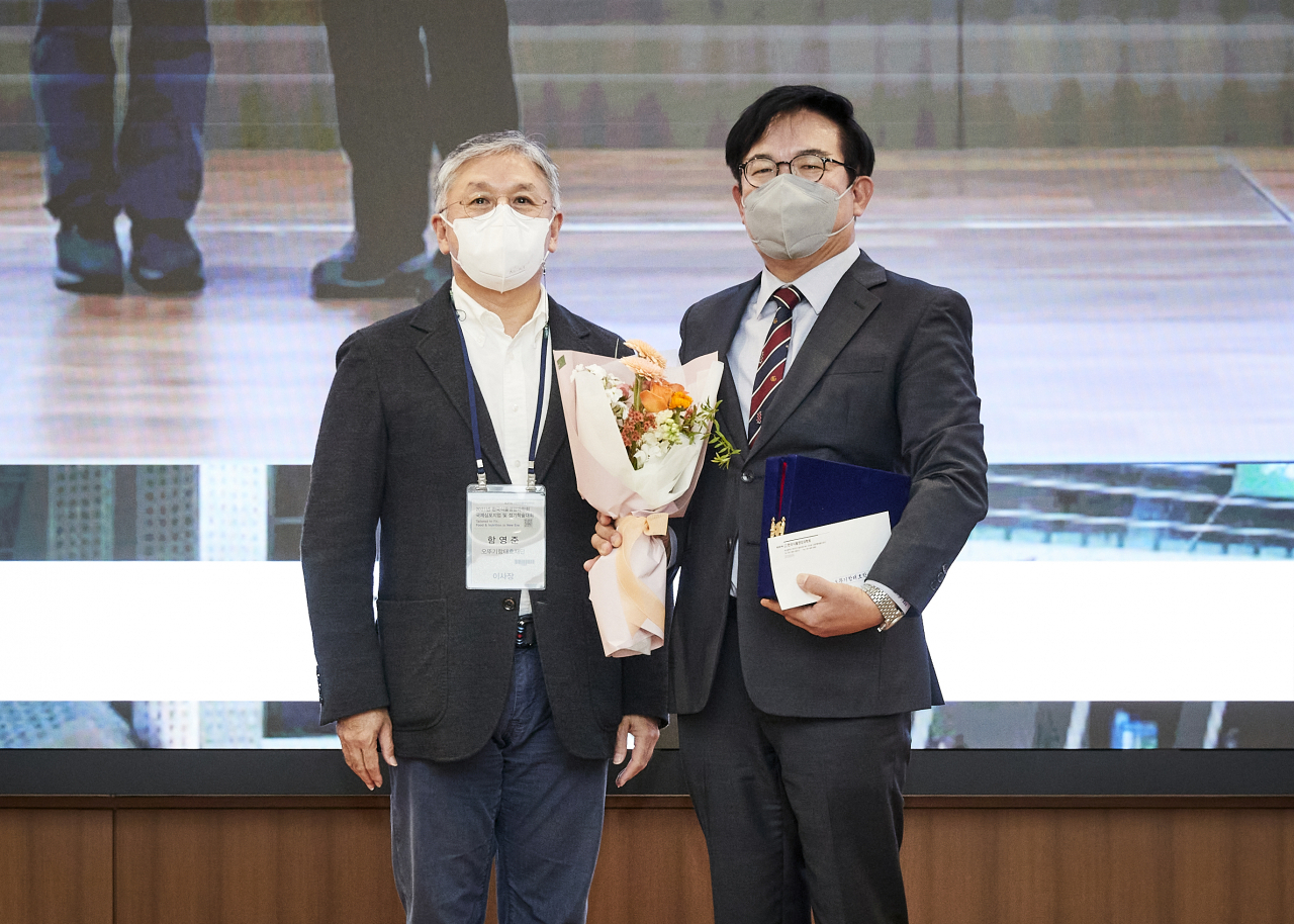 지난달 28일 부산 벡스코에서 열린 오뚜기 함태호 학술상 시상식에서 함영준(왼쪽) 재단법인 오뚜기함태호재단의 이사장(사진 왼쪽)이 이현규 한양대학교 식품영양학과 교수에게 상패를 전달하고 있다. [오뚜기 제공]