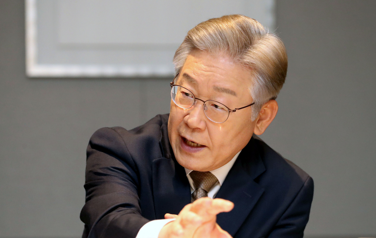 더불어민주당 이재명 대선후보가 지난 29일 경기도 성남시 한 호텔에서 인터뷰하고 있는 모습 [연합]