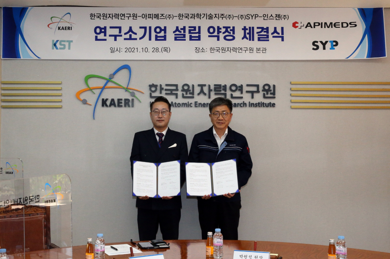 박원석(오른쪽) 한국원자력연구원장과 김재섭 인스젠 대표가 기술출자계약 체결식 후 기념촬영을 하고 있다.[한국원자력연구원 제공]