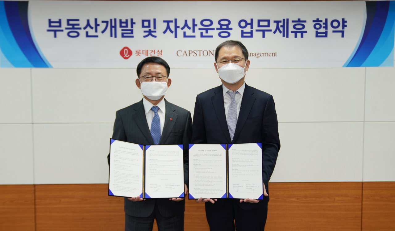 롯데건설 하석주 대표이사(왼쪽)와 캡스톤자산운용 김윤구 대표가 지난 29일 서초구 잠원동에 위치한 롯데건설 본사에서 업무 협약을 체결하고있다.[롯데건설 제공]