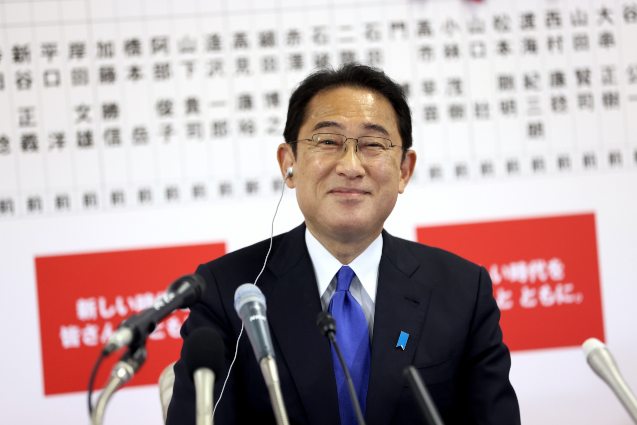 기시다 후미오(岸田文雄) 일본 총리가 4년 만에 중의원(하원) 총선거가 치러진 지난달 31일 도쿄(東京) 자민당 중앙 당사에서 ‘단독 과반’ 의석은 물론 ‘절대안정 다수’ 의석까지 차지한 성적표를 받아들고 웃음을 짓고 있다. [AP]