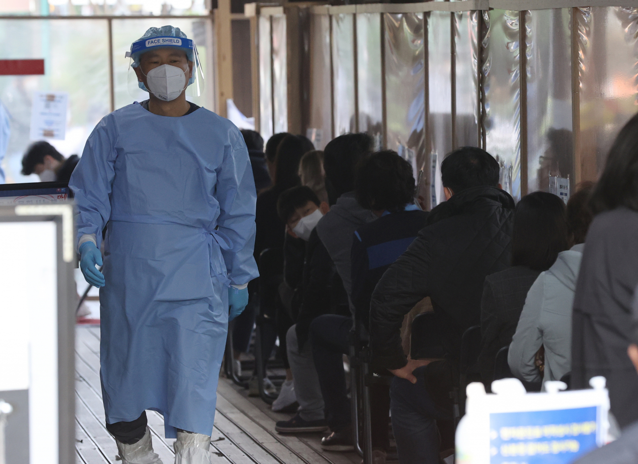 31일 오전 서울 송파구 보건소 선별진료소 앞에서 시민들이 신종 코로나바이러스 감염증 선별 검사를 받기 위해 대기하고 있다. [연합]