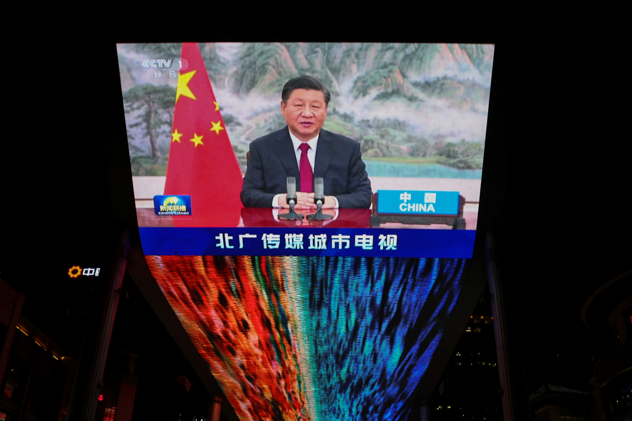 중국 국영 방송사 CCTV가 지난달 31일(현지시간) 시진핑(習近平) 중국 국가주석의 주요 20개국(G20) 회의 영상 연설을 내보내고 있다. [로이터]