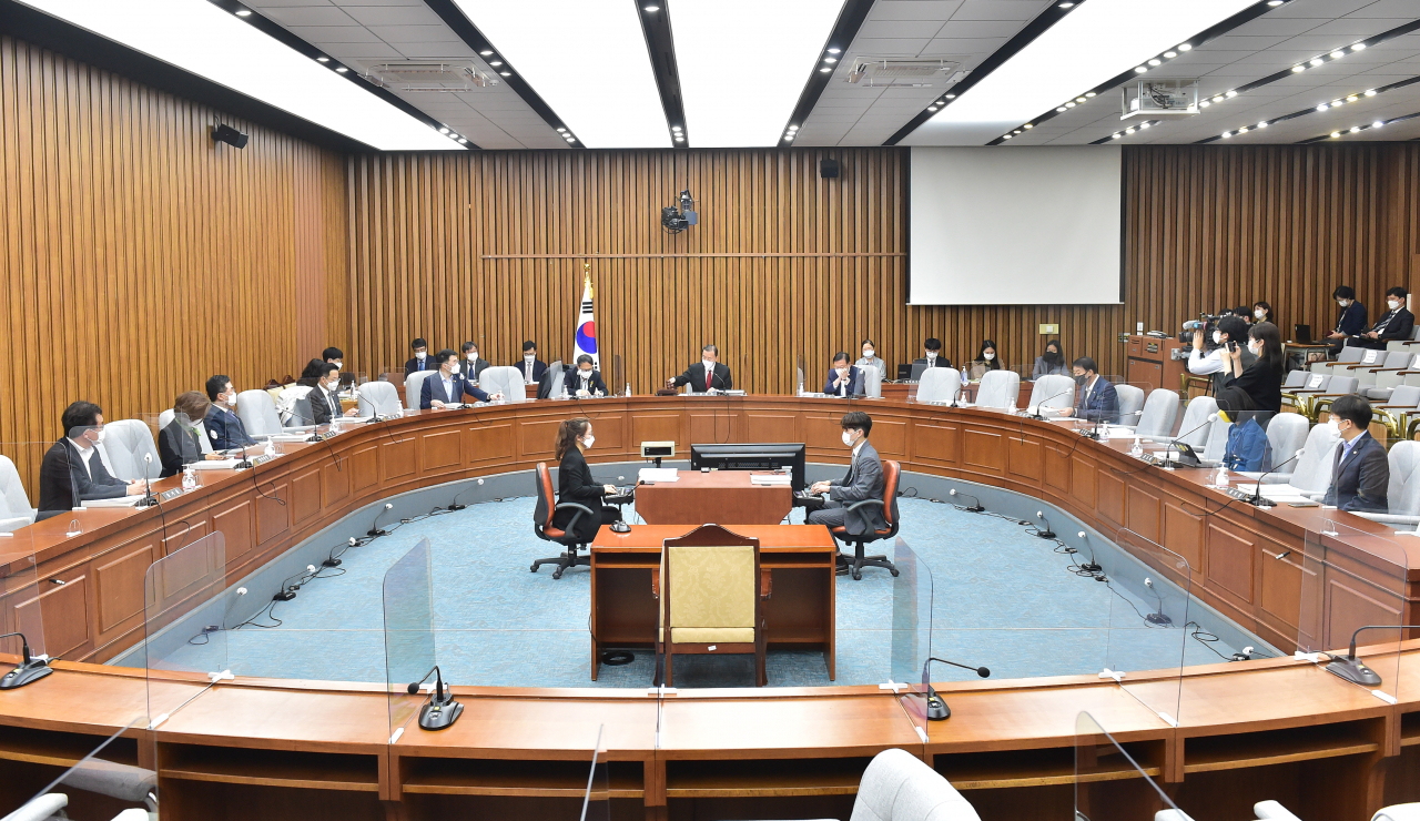 지난달 26일 국회에서 열린 최재해 감사원장 후보자 인사청문특별위원회 회의에서 홍문표 위원장(국민의힘 소속)이 회의를 주재하고 있다. [연합]
