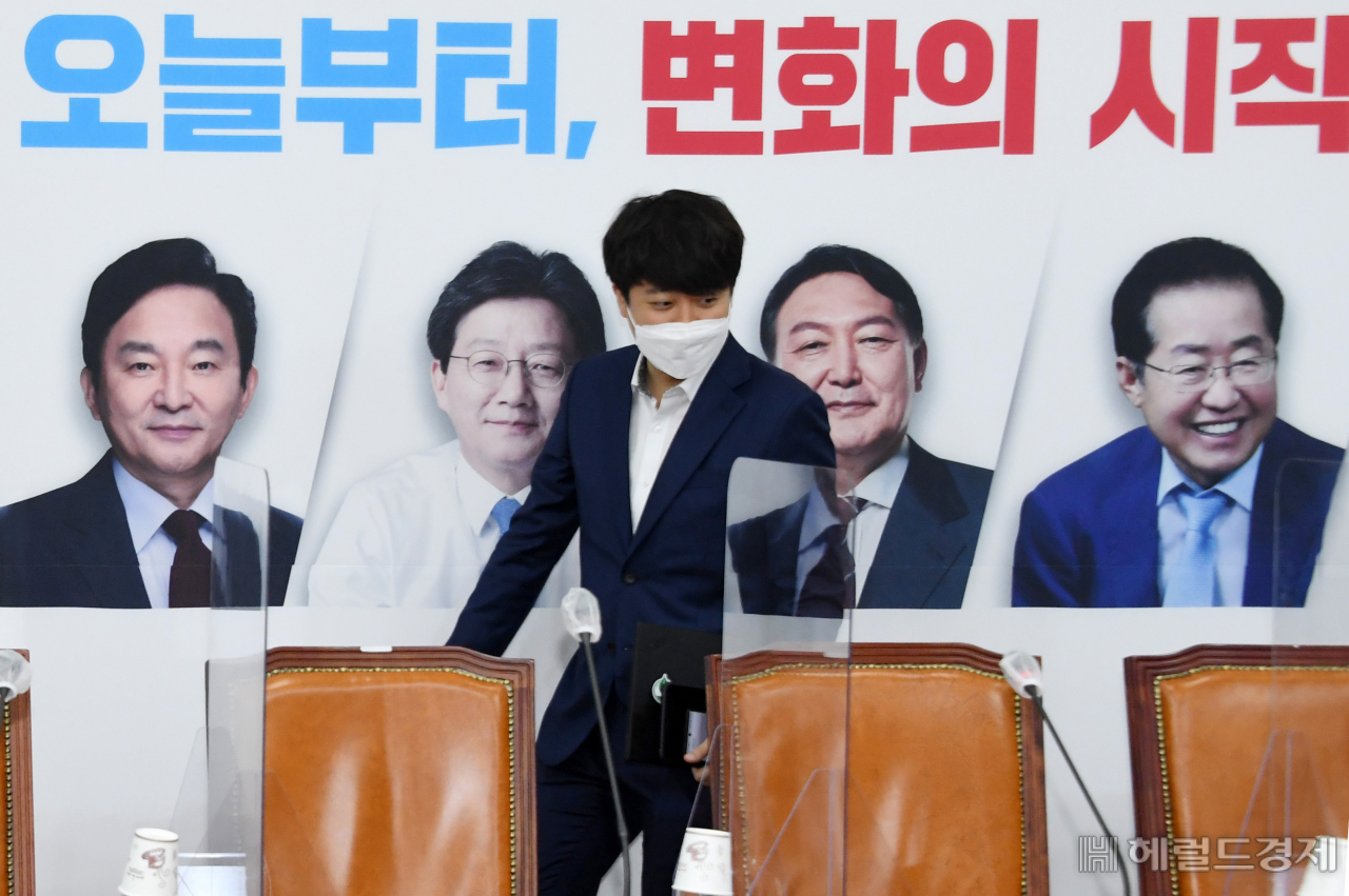 [헤럴드경제=이상섭 기자] 이준석 국민의힘 대표가 1일 국회서 열린 최고위원회의에 참석하고 있다. 배경의 백드롭에는 이날부터 대선후보 선출 모바일투표가 진행되는 후보들의 사진이 걸려 있다.