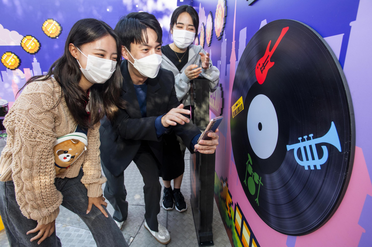 BTS 다이너마이트 찍었던 락스빌, 거대 야외게임장으로 - 헤럴드경제