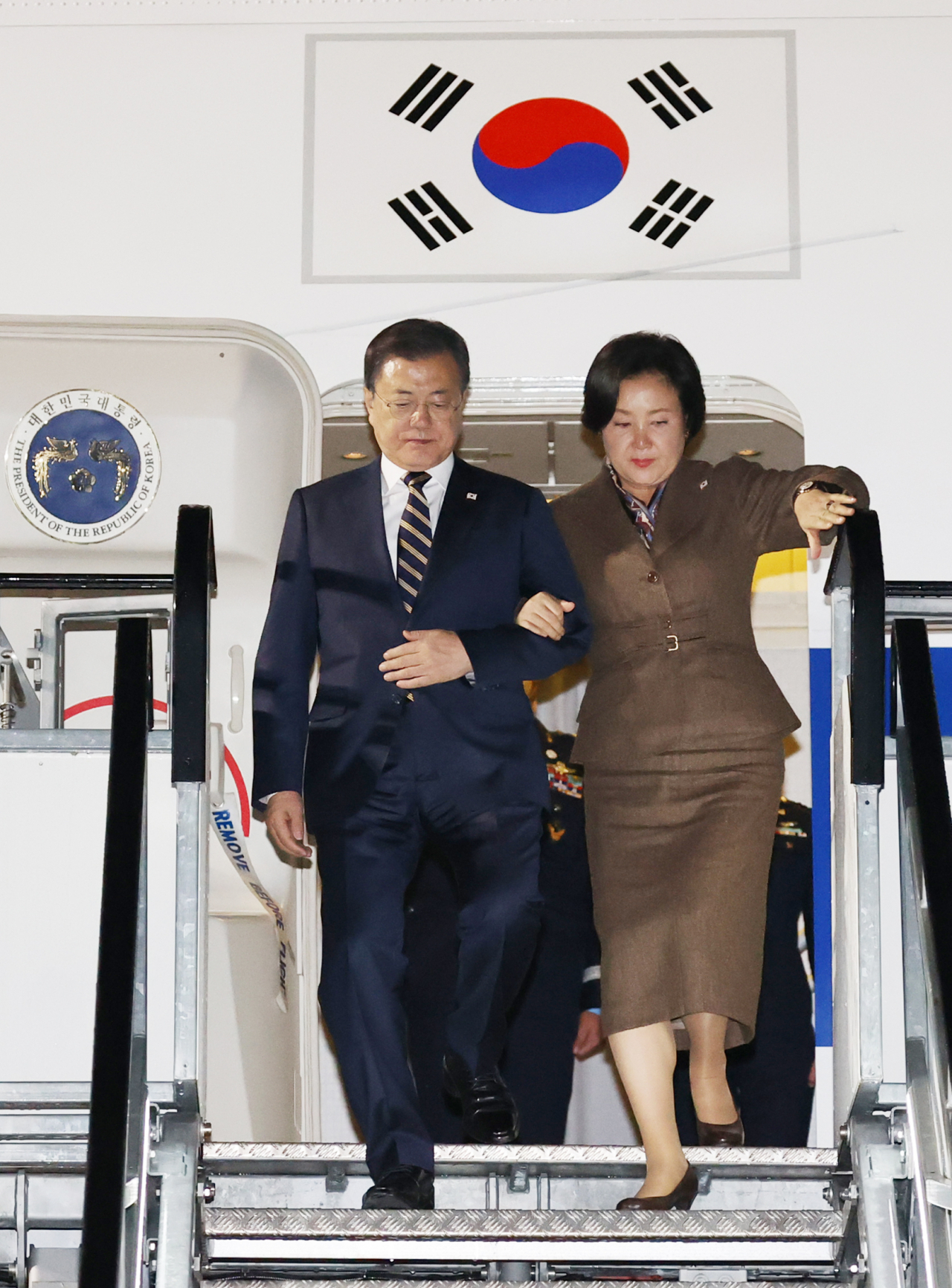 문재인 대통령과 김정숙 여사가 제26차 유엔기후변화협약 당사국총회(COP26) 및 한-영 정상회담을 위해 31일(현지시간) 영국 글래스고 국제공항에 도착, 공군 1호기에서 내리고 있다. [연합]