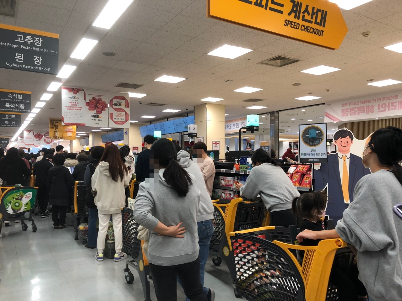 신세계그룹 계열사가 총출동하는 ‘쓱데이’ 행사가 열린 이마트에는 한우 등 할인품목을 사기 위한 고객들이 몰렸다. 지난 10월 30일 오전 이마트 영등포점에서 고객들이 계산하기 위해 줄을 서 있다. 오연주 기자