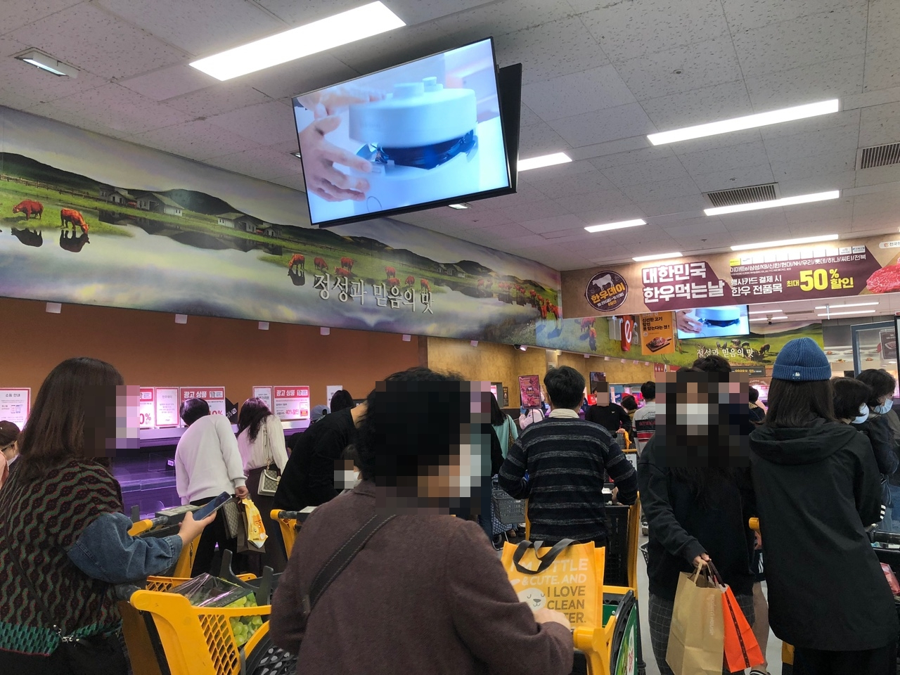 신세계그룹 계열사가 총출동하는 ‘쓱데이’ 행사가 열린 이마트에는 한우 등 할인품목을 사기 위한 고객들이 몰렸다. 30일 오전 이마트 영등포점 한우 코너에서 고객이 쇼핑하고 있다. 오연주 기자
