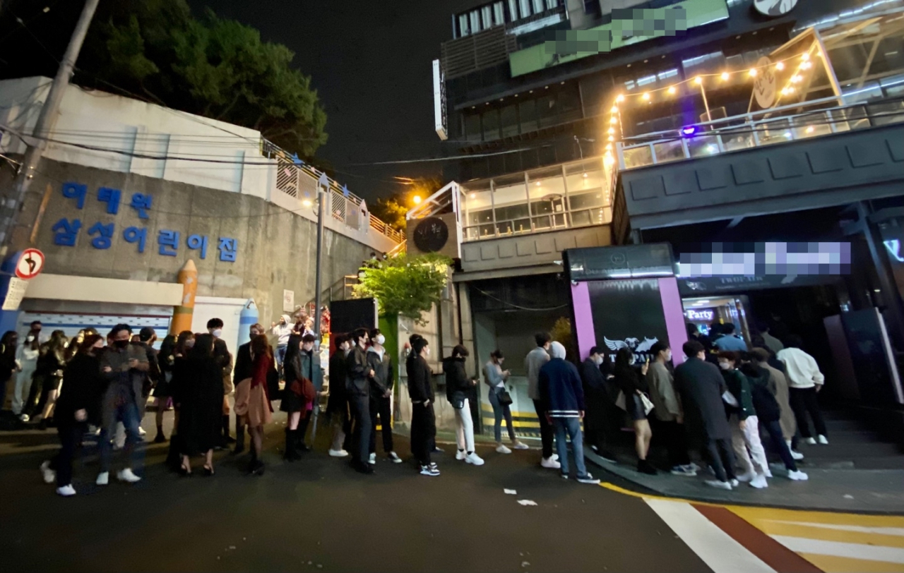 지난달 31일 서울 용산구 이태원의 한 바에 입장하기 위한 대기줄이 늘어져 있다. 신주희 기자
